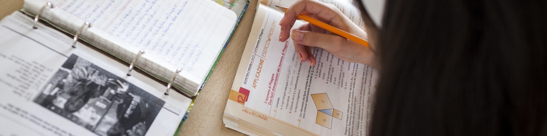 bambina che studia seduta alla scrivania