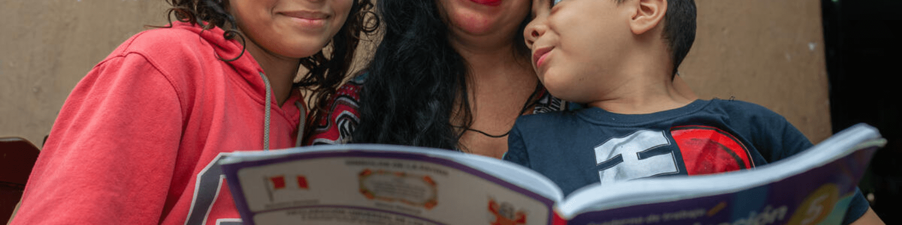 mamma che legge un libro a figlio e figlia 