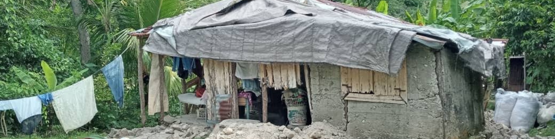 scena di una casa distrutta dal terremoto ad haiti