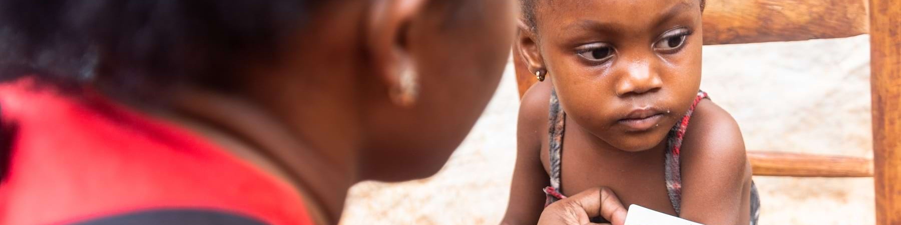 staff save the children con una bambina di Haiti