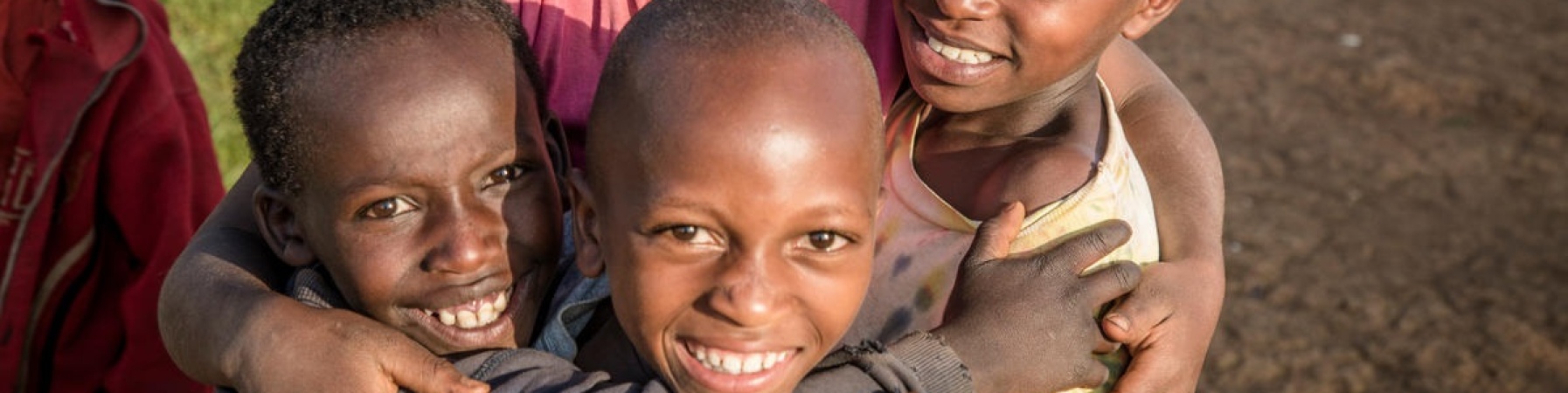bambini sorridenti che si abbracciano