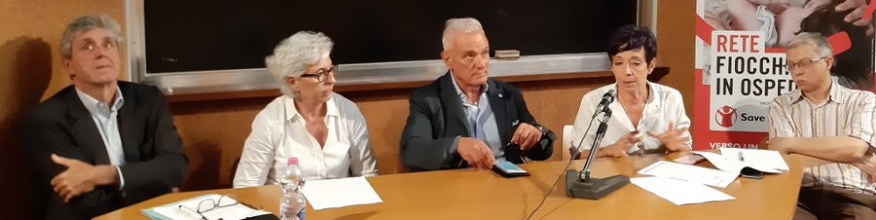 Quattro persone sedute a un tavolo per inaugurazione sportello Fiocchi in Ospedale ad Ancona