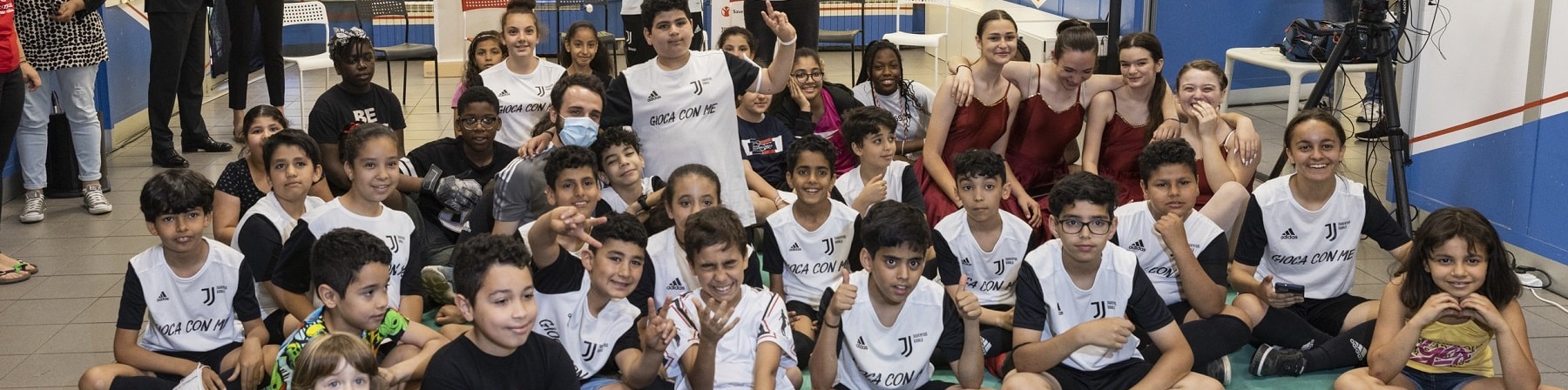 Ragazzi e bambini in gruppo che ridono per una foto
