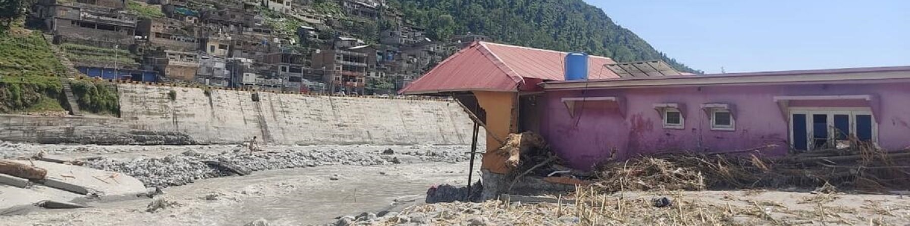 sulla destra edificio distrutto dall'inondazione in Pakistan