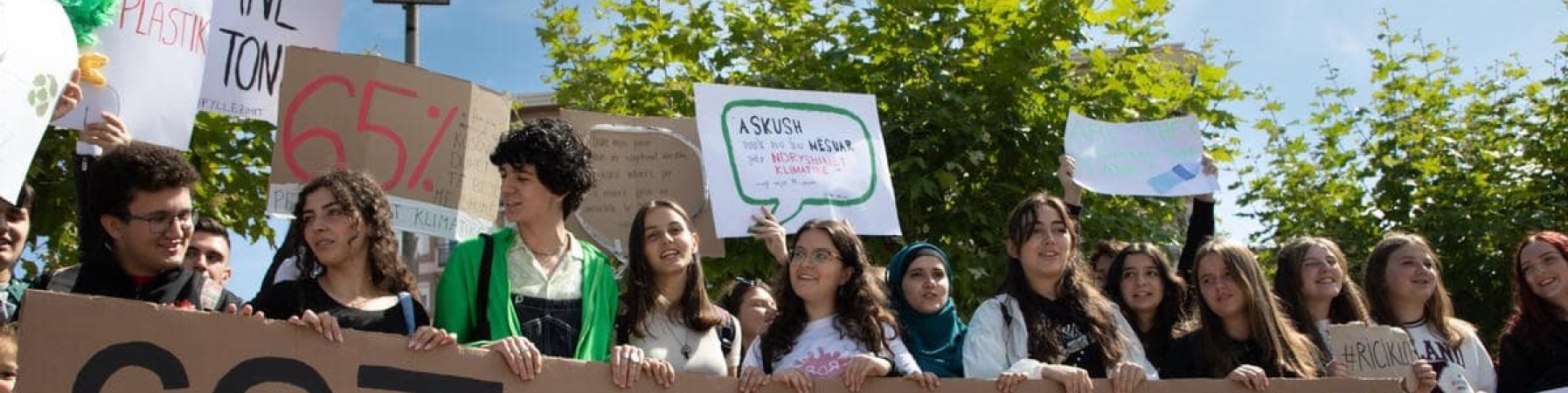 ragazzi e ragazze con cartelli per manifestazione sulla crisi climatica in vista della cop27