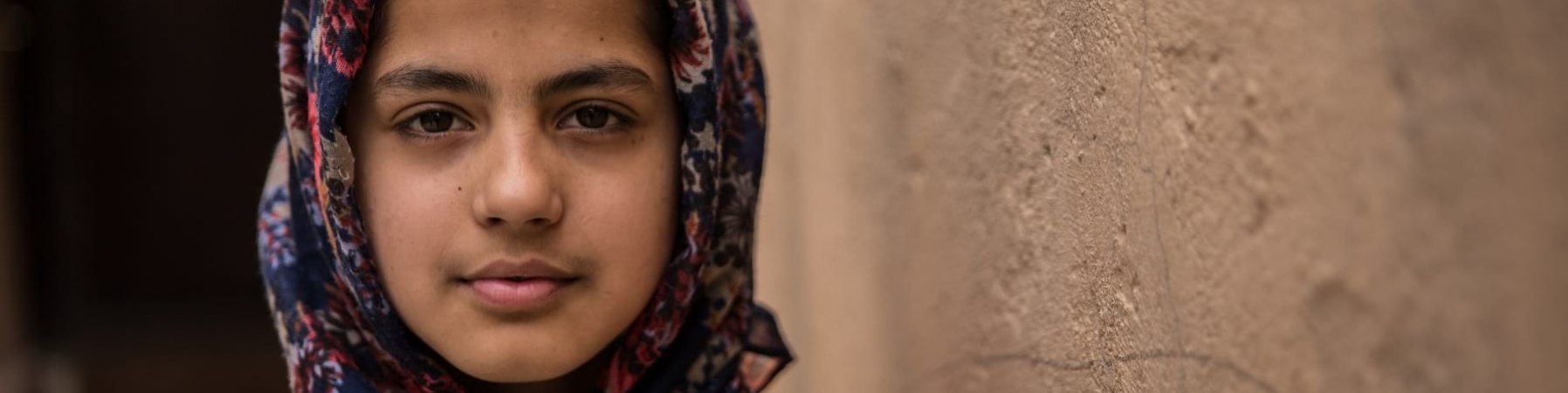 bambina afghana con hijab guarda in camera