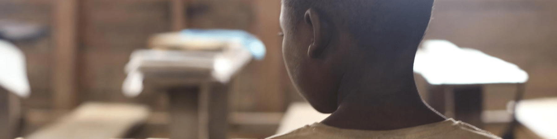 bambino della Repubblica Democratica del Congo in aula di scuola 