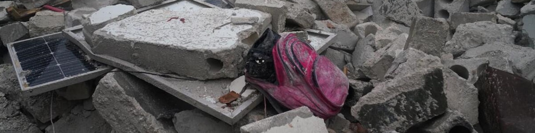 Zaino tra e macerie di un palazzo crollato durante il terremoto in Siria e Turchia