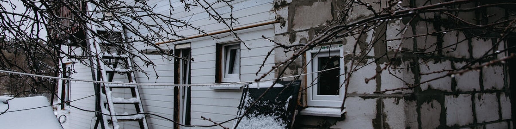 casa ricoperta da neve in Ucraina