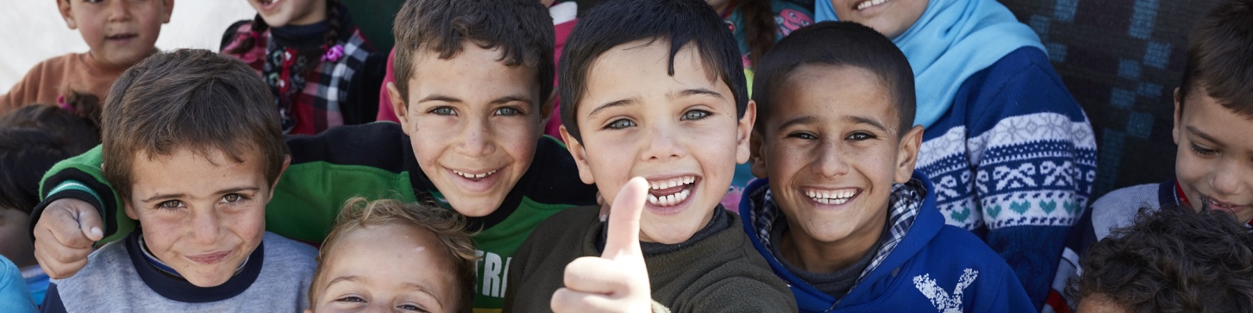 gruppo di bambini e bambini sorridenti 