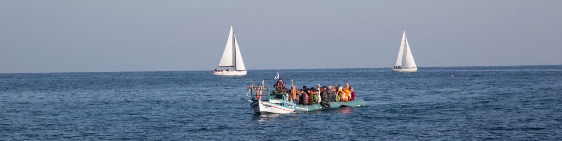 barca con a bordo migranti in mezzo al mare