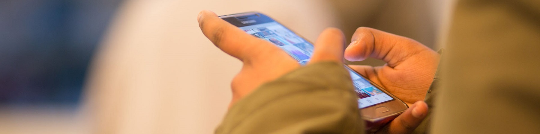 Primo piano delle mani di un bambino che giocano con cellulare