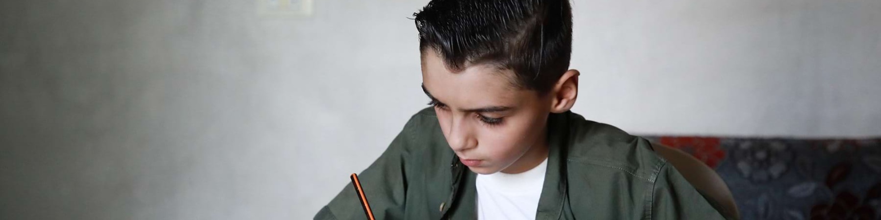 bambino alla scrivania fa i compiti