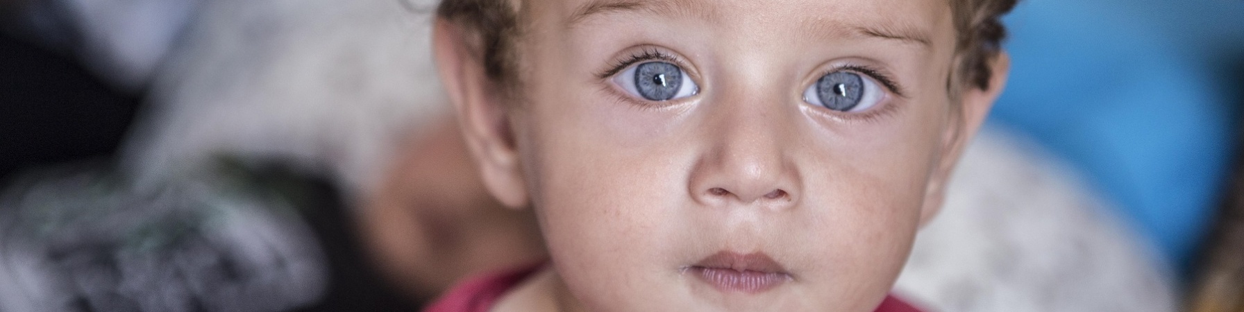 Primo piano bambino biondo e occhi azzurri