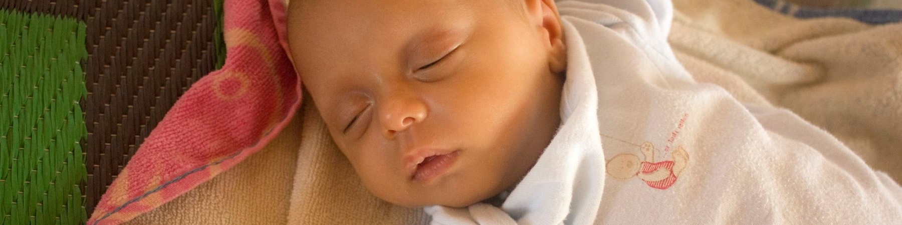 neonato dorme nella sua culla