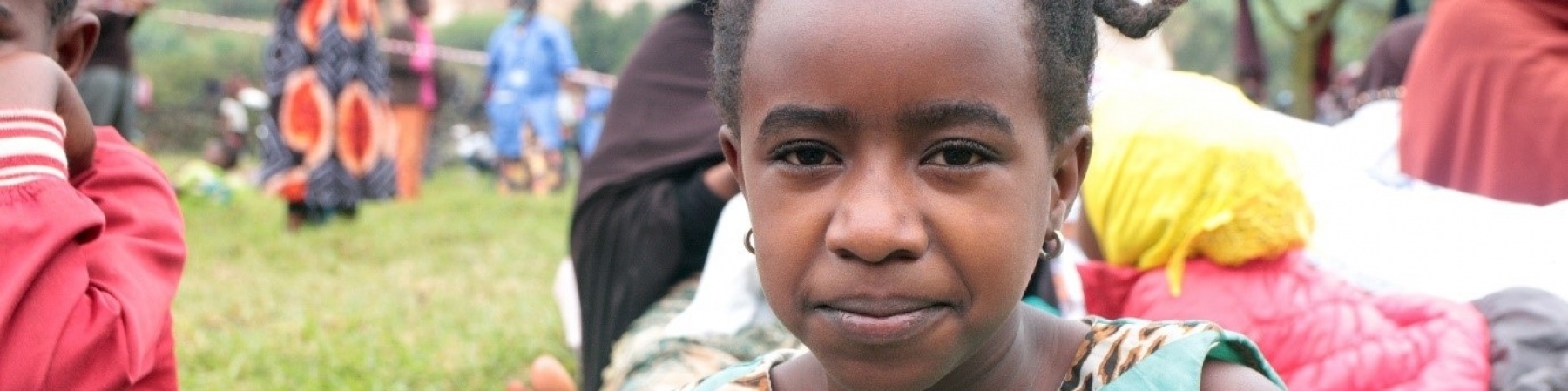 primo piano di una bambina ugandese in campo rifugiati del Rwanda
