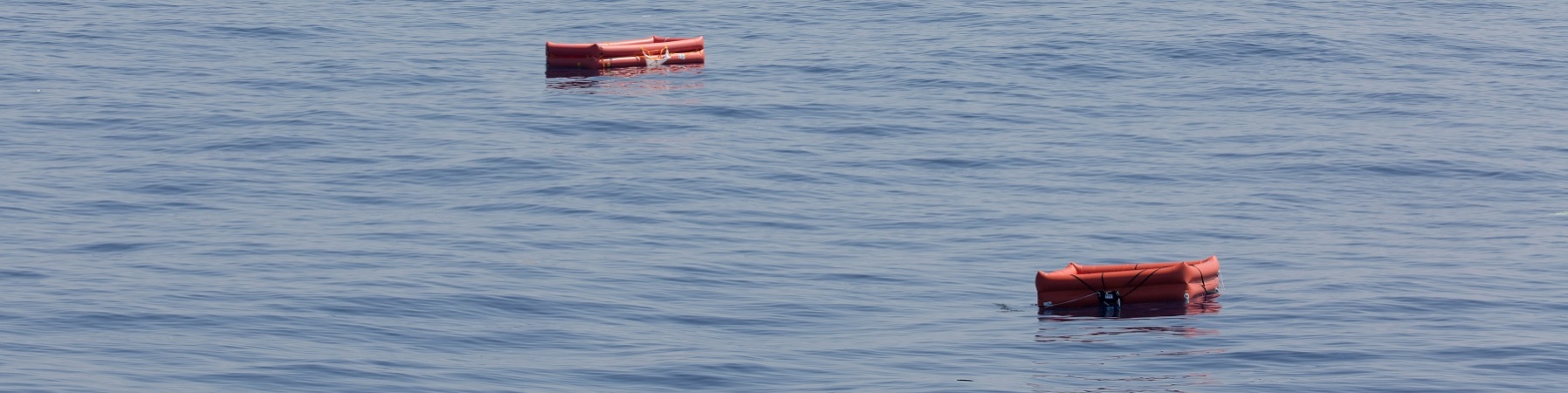 Migranti Sea Watch salvagenti che galleggiano sull'acqua del mare