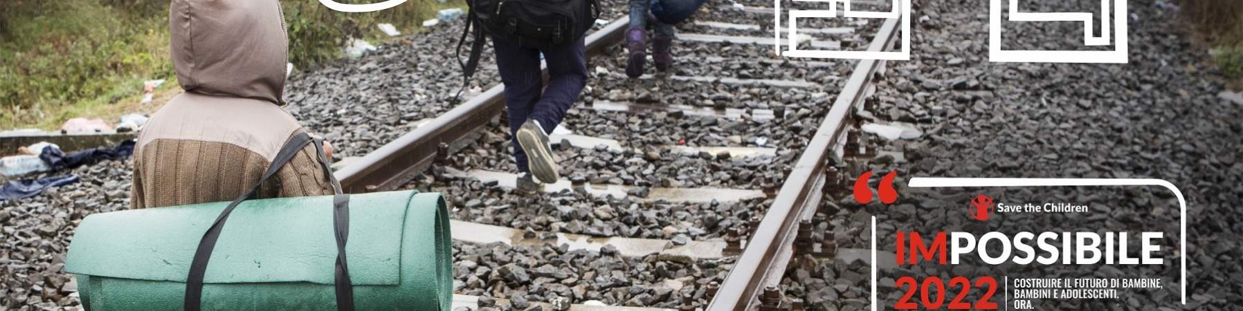 bambini in fuga che camminano sulle rotaie del treno con zaini in spalla