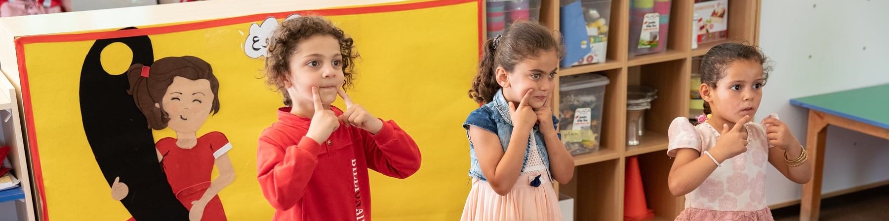 5 bambine giocano in piedi all'interno di un asilo nel campo di zaatari in Giordania