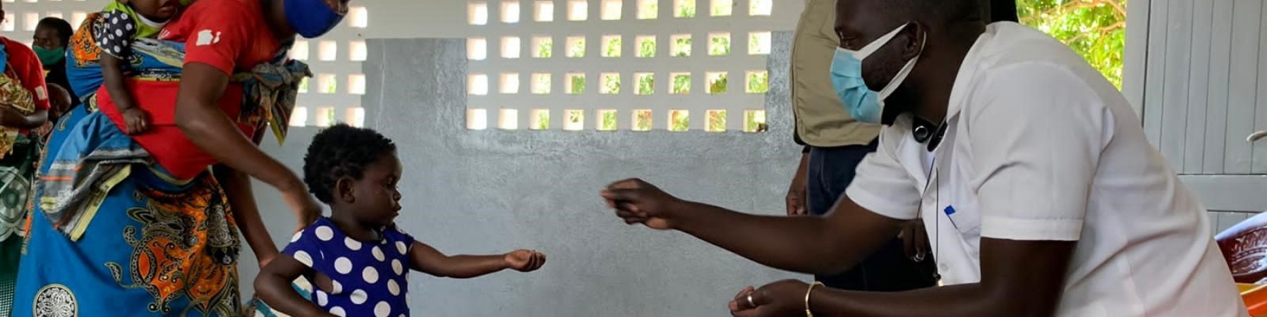 distribuzione di farmaci e vitamine in una scuola in Mozambico