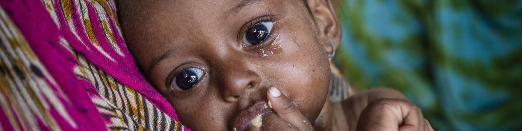 bambina yemen con mano in bocca