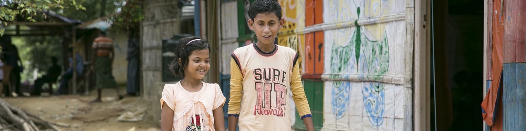 due-bambini-rohingya-camminano-vicini-in-campo-cox-s-bazar