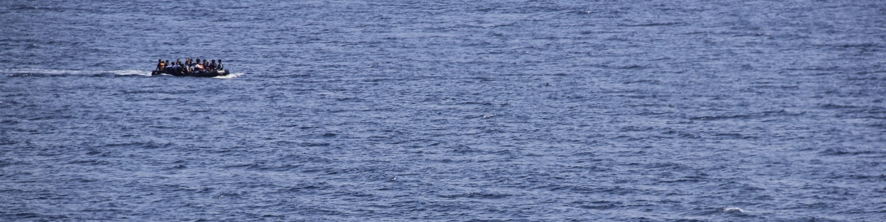 Naufragio Migranti nave con migranti in lontananza nel mare