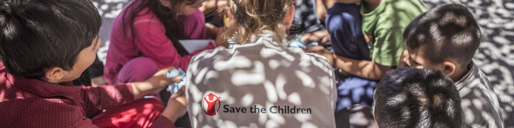 gruppo di bambini piccoli in cerchio con operatrice save the children