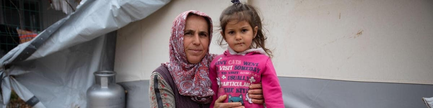 madre e figlia in Turchia di fronte alle tende 