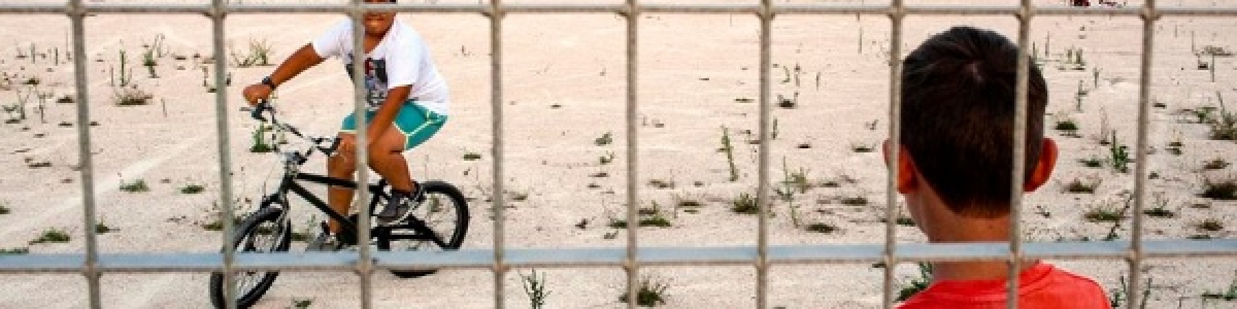 “Il mio quartiere è un circuito chiuso” dice un ragazzo del quartiere Perrino di Brindisi. Nel nuovo Atlante dell’Infanzia (a rischio) in Italia di Save the Children, le fotografie di Riccardo Venturi ci mostrano i circuiti chiusi dove trascorrono il loro tempo i bambini e gli adolescenti.