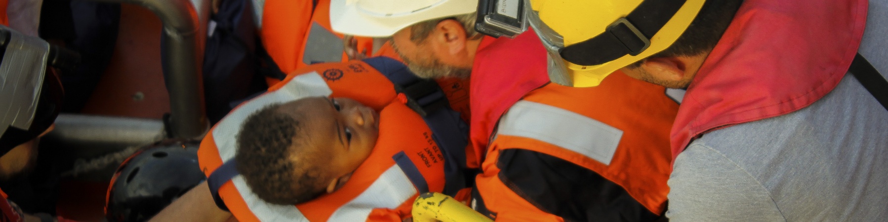 Salvataggio bambino durante operazione di ricerca e soccorso nel Mediterraneo