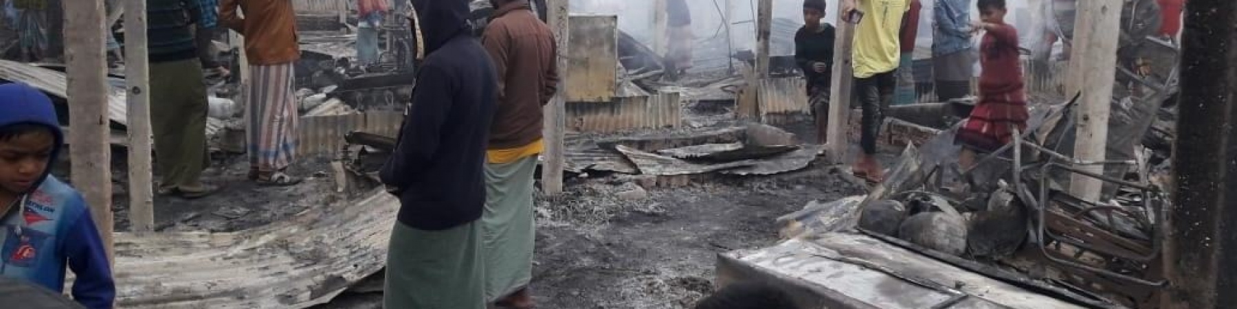 I resti dell incendio divampato all interno del campo di Cox Bazar in Bangladesh