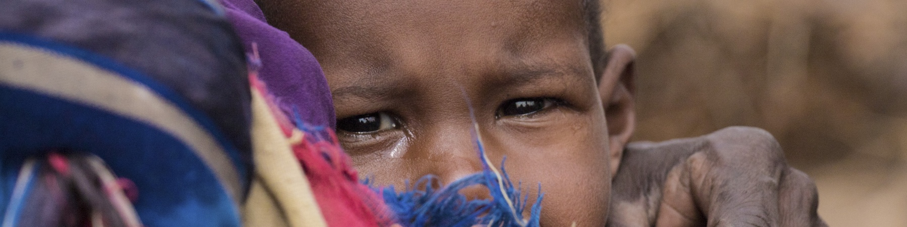 Ayan, Etiopia, tiene in braccio uno dei suoi sei figli