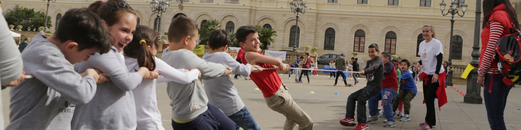 ragazzi giocano a tiro alla fune in piazza