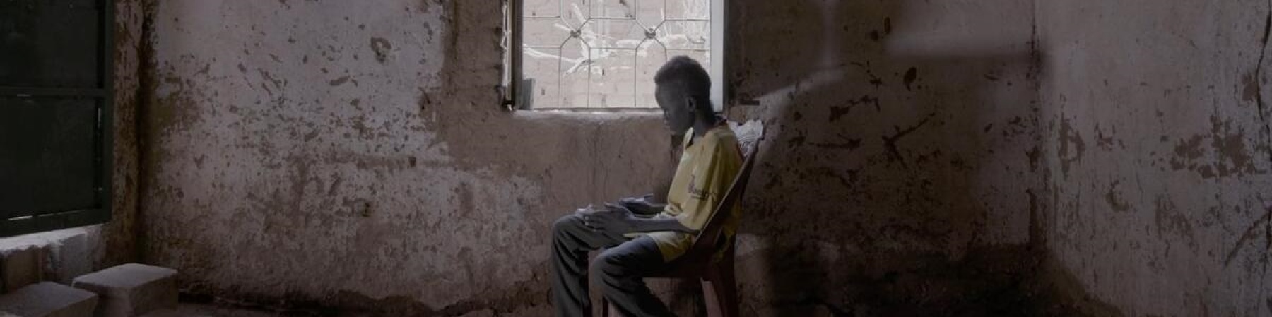bambino seduta alla finestra in Sudan