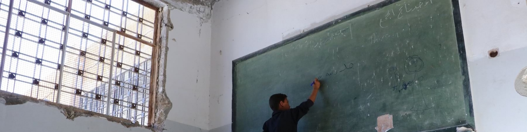 bambino-siriano-scrive-lavagna-in-scuola-distrutta