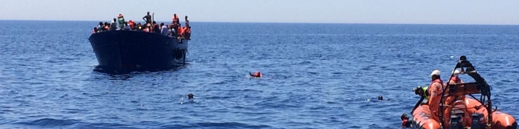 gommone-soccorso-barca-migranti-nel-mare