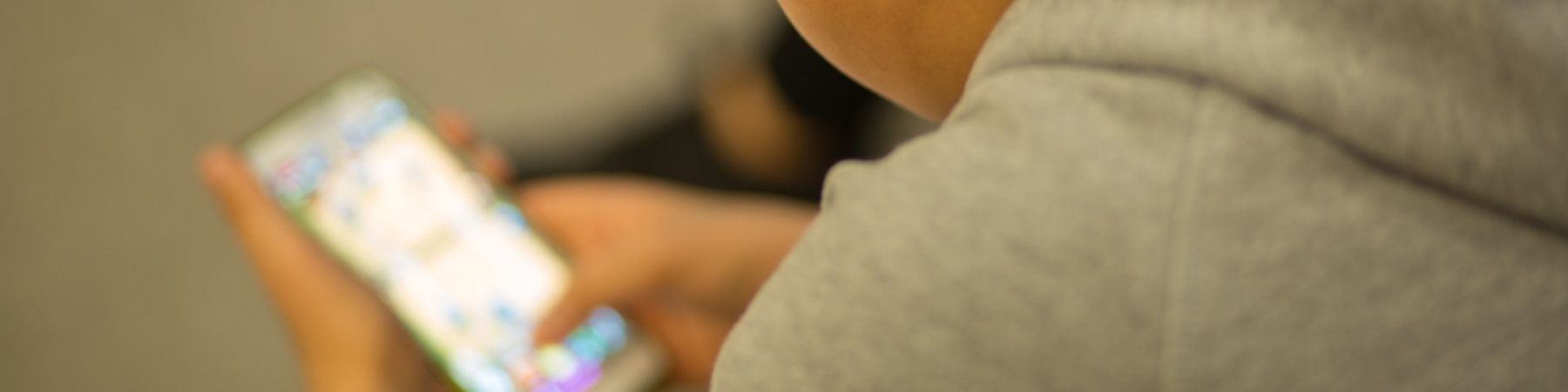 Safer Internet Day 2019 ragazzo-di-spalle-al-cellulare