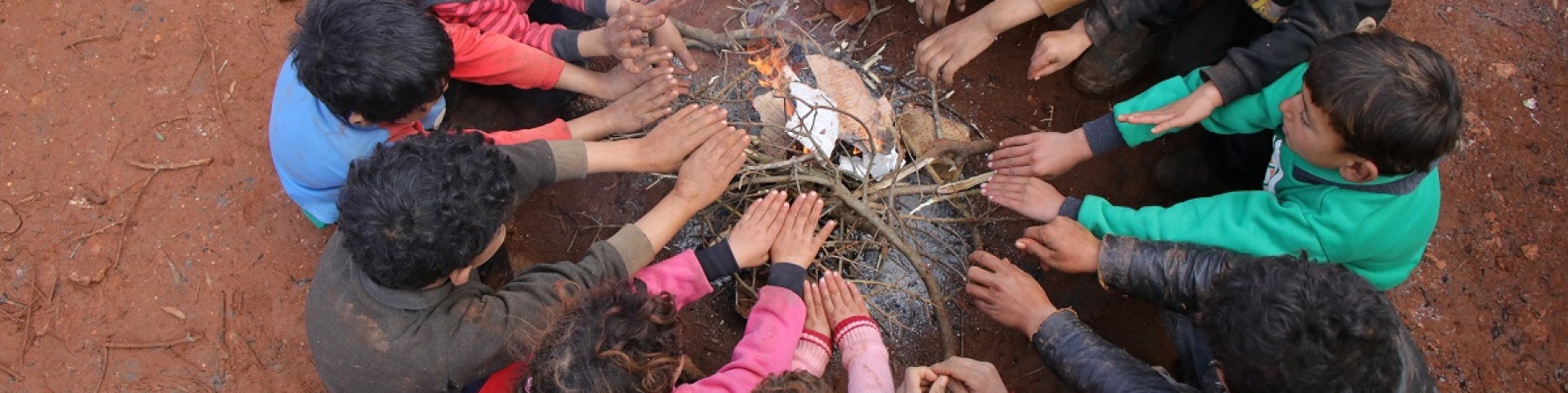 Gelo in Siria bambini attorno a un fuoco