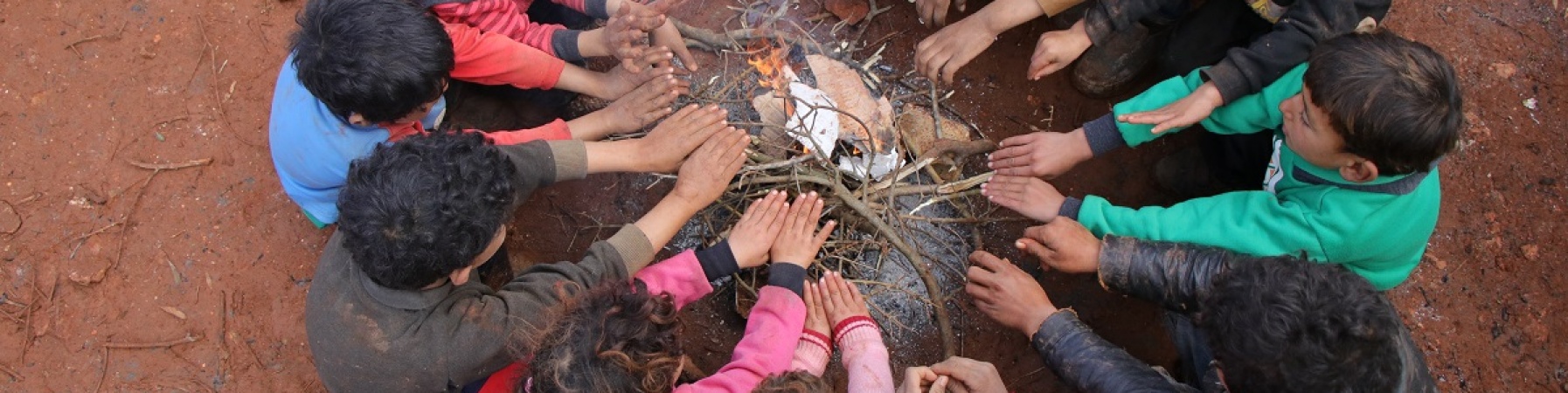 bambini attorno a un fuoco