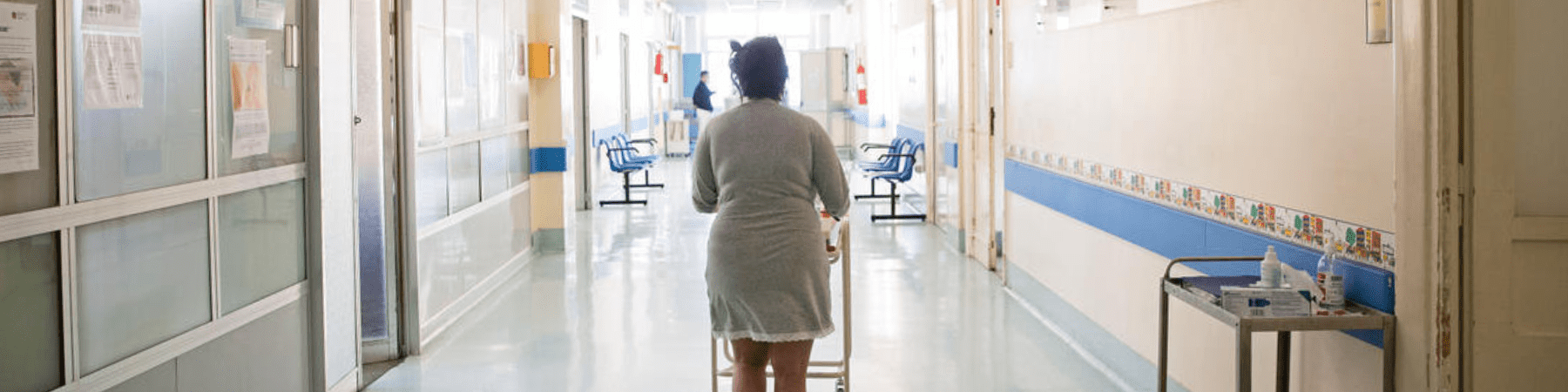 donna che passeggia nei corridoi di un ospedale in Italia