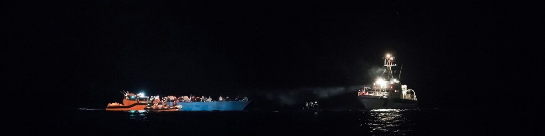 nave nel mediterraneo di notte