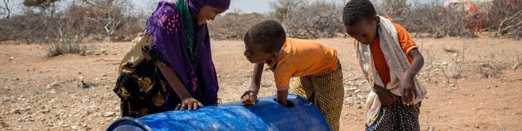 bambini somali che cercano di prelevare dell acqua da una tanica