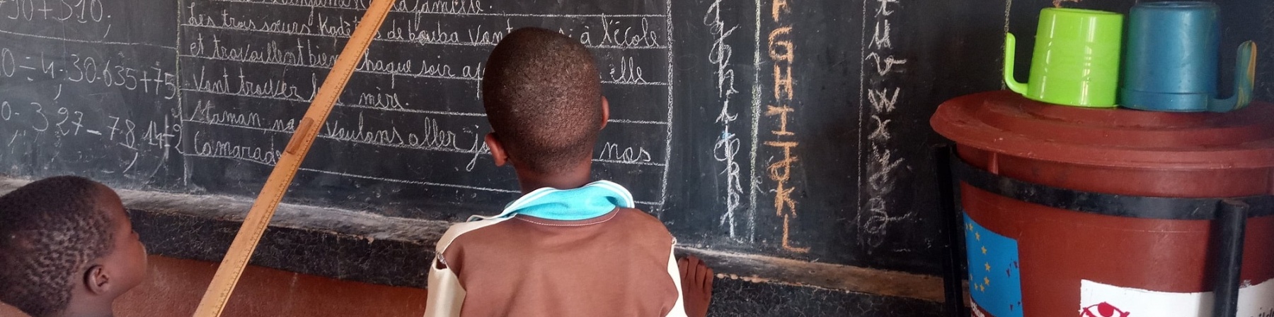 Alunni del centro di apprendimento finanziato dall'UE a Mopti, che si concentra sull'apprendimento accelerato per i bambini che vivono in contesti di emergenza.