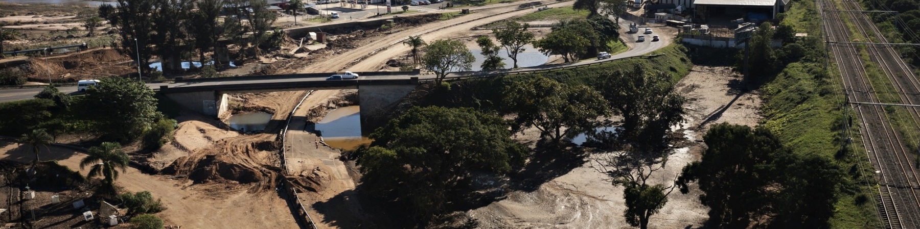 foto dall alto di case allagate a causa delle piogge torrenziali in Sudafrica