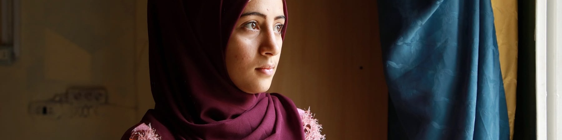 ritratto a mezzo busto di profilo di una ragazza rifugiata siriana in Libano