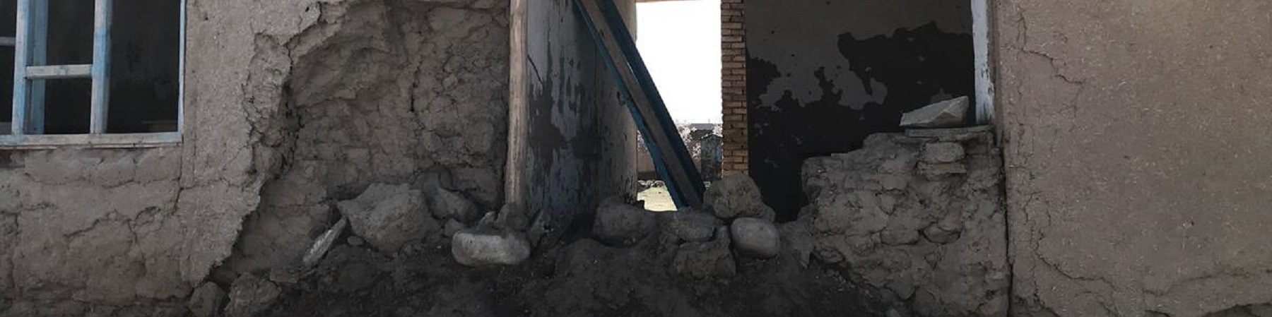 Muro di una casa distrutta dalle scosse di terremoto 