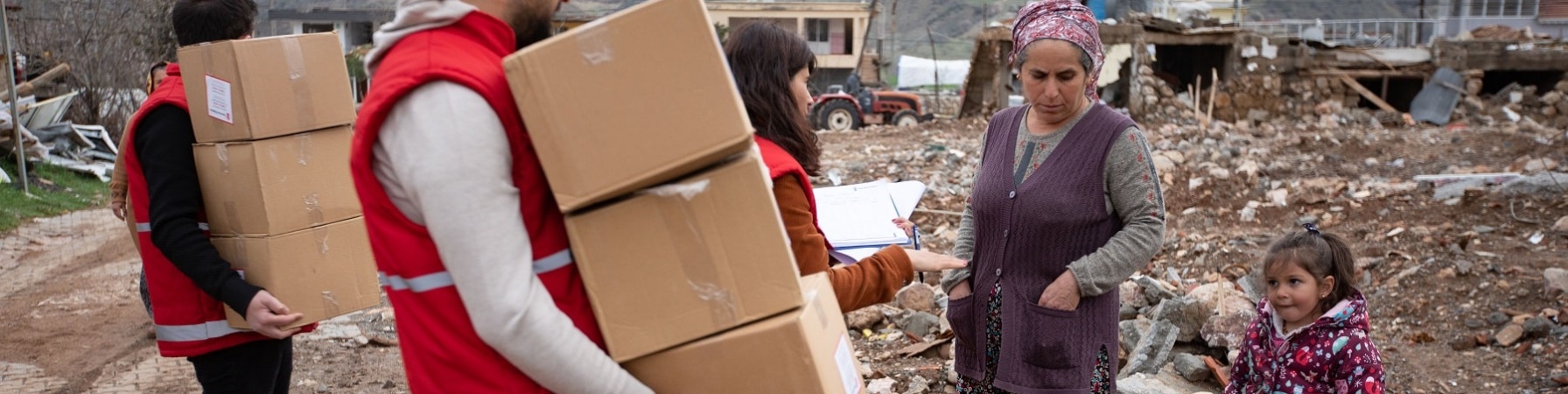 Operatore Save the children durante l intervento di aiuto per il terremoto in turchia e siria