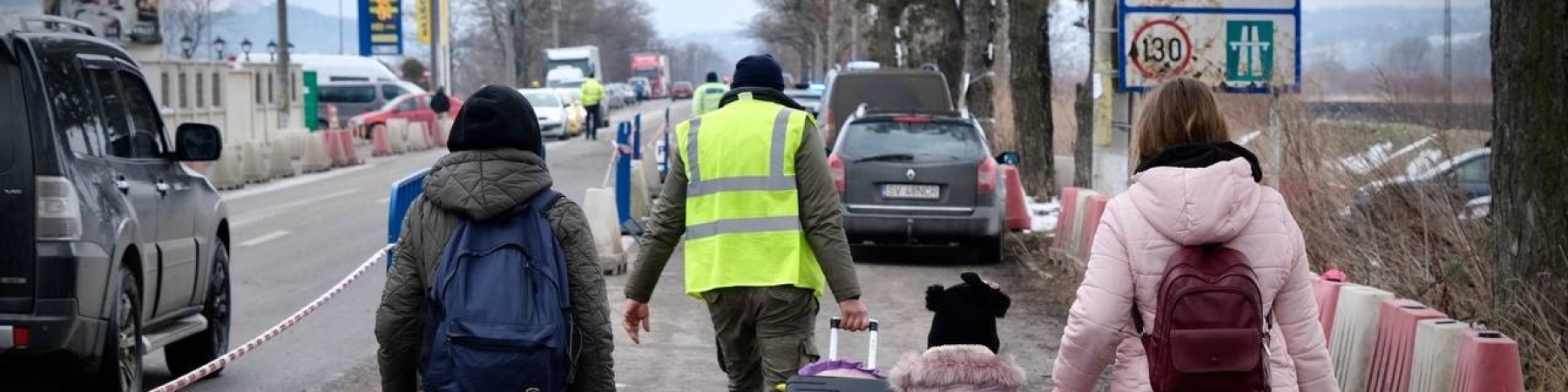 due donne e una bambina attraversano con i loro bagagli il confine Ucraina Romania