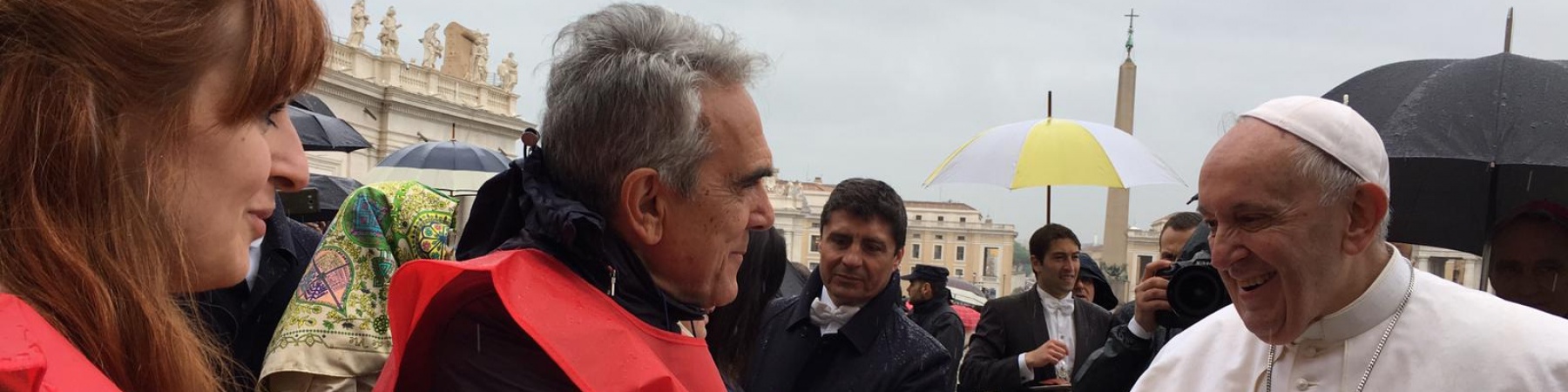 Papa Francesco stringe la mano al Direttore Generale Valerio Neri in Piazza San Pietro a Roma